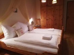 Ein Bett oder Betten in einem Zimmer der Unterkunft Lindlhof Fam. Taferner