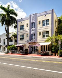 un gran edificio blanco en una calle con una palmera en Shelley Hotel, en Miami Beach