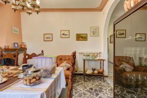 a dining room with a table with a white table cloth at B&B Il Pozzo in Sinalunga