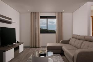 TV a/nebo společenská místnost v ubytování Villa Guiné