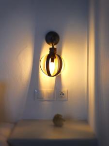 a light on a wall with a lightswitch at Studios Betty in Plaka Milou