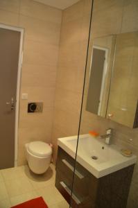 Bathroom sa LE JAD, ROQUEBRUNE