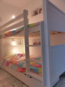 Bunk bed o mga bunk bed sa kuwarto sa LE JAD, ROQUEBRUNE