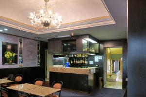Lounge nebo bar v ubytování Hotel Centrale Byron