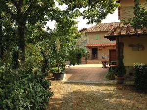 une cour d'une maison avec un arbre dans l'établissement Santa Maria al Piano, à Reggello