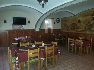 Reštaurácia alebo iné gastronomické zariadenie v ubytovaní Penzion U Zeleného Stromu