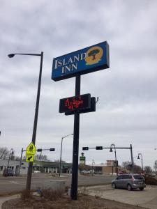 a street sign on the side of a road at Island Inn in Grand Island
