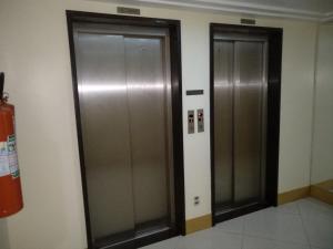 Dos ascensores en un edificio con las puertas abiertas en Jardim Armação Salvador, en Salvador