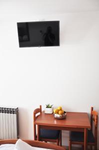 Televízia a/alebo spoločenská miestnosť v ubytovaní Sunrise Apartments and Studio Apartments
