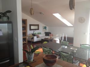Panorama في فوديس: غرفة معيشة مع طاولة وغرفة معيشة مع أريكة