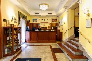Habitación con escalera y bar en Hotel Stromboli, en Roma