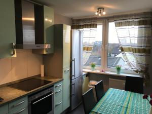 una pequeña cocina con mesa y ventana en 3-Zimmer Wohnung, nähe Messe Düsseldorf/Essen, en Duisburg