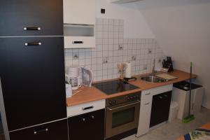 eine Küche mit einer Spüle und einer Arbeitsplatte in der Unterkunft Outlet Fewo Metzingen in Metzingen