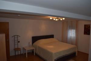 a bedroom with a bed and a chair in it at Outlet Fewo Metzingen in Metzingen