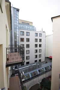 widok z balkonu budynku w obiekcie Alveo Suites w Pradze