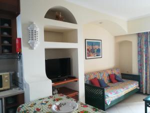 sala de estar con sofá y TV en Albufeira INN - Casa da Luz - Bellavista T0 en Albufeira