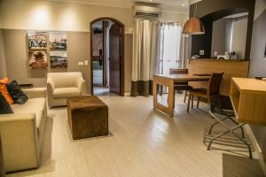 Cosmopolitan Praia Flat في سانتوس: غرفة معيشة مع أريكة وطاولة