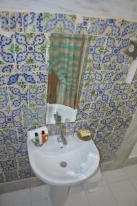 a bathroom with a sink and a mirror at La Chambre Verte in Sidi Bou Saïd