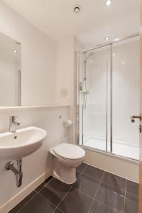 A bathroom at Stylish Apartment