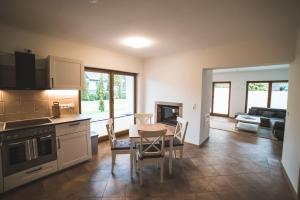 a kitchen and dining room with a table and chairs at Ferienwohnung am Aubach in Schwerin