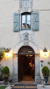 una entrada a un edificio con una puerta y una ventana en Hotel Boutique Balaitus, en Sallent de Gállego