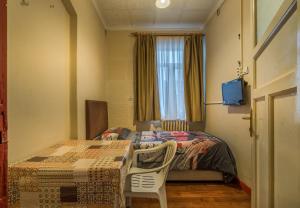 イスタンブールにあるErenler HoTeL & HosTeLのベッドルーム1室(ベッド1台、テーブル、窓付)