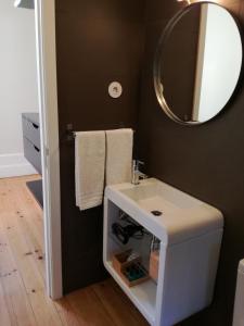 a bathroom with a sink and a mirror at Ah33 - Estúdios in Coimbra