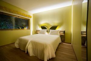 En eller flere senger på et rom på Beleza Serra Guide Hotel