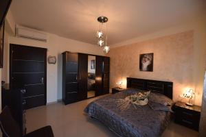 Postel nebo postele na pokoji v ubytování Artisti Elena + 37 fotografií