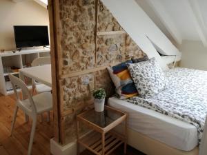 A bed or beds in a room at Ah33 - Estúdios