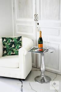 カンヌにある'Maison Blanche'の椅子の横のテーブルにワイン1本