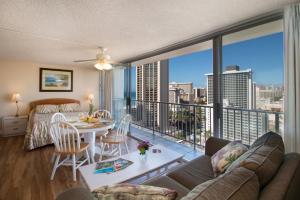 - un salon avec un canapé et une table dans l'établissement Aloha Oasis, Ocean View Studio, Near Waikiki Beach, à Honolulu