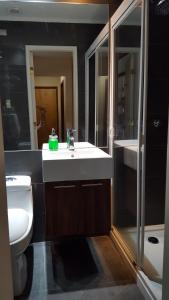a bathroom with a white sink and a toilet at Hospedaje klickmann in Temuco