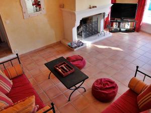 - un salon avec deux canapés et une cheminée dans l'établissement Holiday Home Clos Saint Joseph by Interhome, à Lagnes
