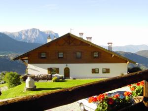 a large house with mountains in the background at Gspoi-Hof in Laion