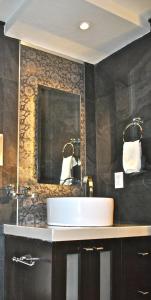 墨西哥城的住宿－商務套房SG酒店，一间带水槽和镜子的浴室