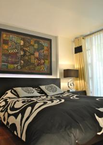a bedroom with a bed with a painting on the wall at Business Suites SG in Mexico City