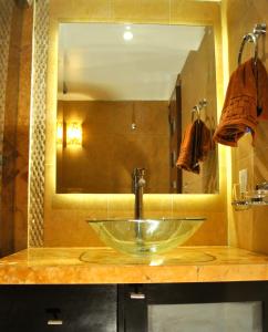 Kylpyhuone majoituspaikassa Business Suites SG