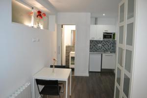 Majoituspaikan Room Gran Vía Apartments keittiö tai keittotila