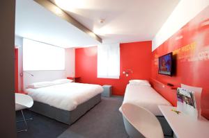 Кровать или кровати в номере ibis Styles Vannes Gare Centre