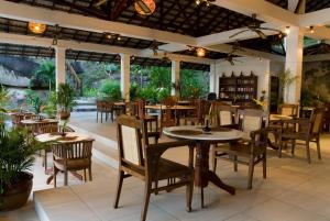 ティオマン島にあるミナン コーブ リゾートのテーブルと椅子が備わるレストラン