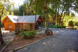 a small house with a metal roof on a street at Cabañas lo de Victoria in Vilches