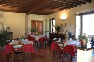 un ristorante con tavoli e sedie con tovaglioli rossi di Agriturismo Pian dei Pini a Montiano