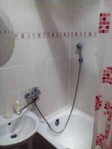 een badkamer met een douche, een wastafel en een bad bij Kyiv daily rent Apartments on Bogdana Gavrilishina 10 in Kiev