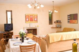 een woonkamer met een tafel en stoelen en een woonkamer bij Aloni Villas in Roussospítion