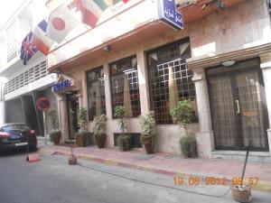 un bâtiment avec des plantes en pot devant lui dans l'établissement Hôtel Astrid, à Casablanca