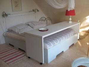 1 dormitorio con 1 cama con mesa y lámpara en de Witte Wolk, en Nieuw-Scheemda