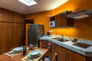 Kuchyň nebo kuchyňský kout v ubytování Merida Serviced Apartments