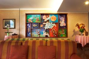 A seating area at Hotel Diana Jardin et Spa