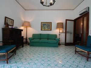 un soggiorno con un divano verde e 2 sedie di Apartment Riviera Massa by Interhome a Sorrento